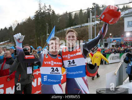 Winterberg, Allemagne. 26 Nov, 2016. Robin Johannes Geueke (r) et David Gamm de Allemagne célèbrent leur 2e place après leur 2e run dans la Men's 2 places de l'événement de la coupe du monde de bobsleigh à Winterberg, Allemagne, 26 novembre 2016. Photo : Ina Fassbender/dpa/Alamy Live News Banque D'Images