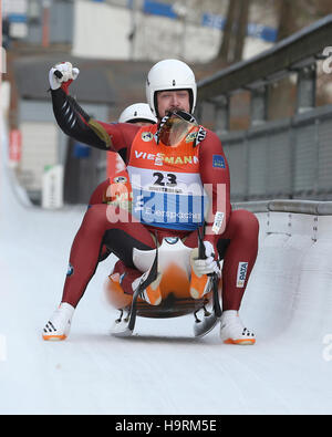 Winterberg, Allemagne. 26 Nov, 2016. Andris Sics (r) et de la Lettonie Sics Juris célèbrent leur 4e place après leur 2e run dans la Men's 2 places de l'événement de la coupe du monde de bobsleigh à Winterberg, Allemagne, 26 novembre 2016. Photo : Ina Fassbender/dpa/Alamy Live News Banque D'Images