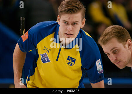 Braehead Arena, Renfrewshire, en Écosse, le 26 novembre 2016. Christopher Sundgren jouant pour la Suède en finale de l'AOP Le Gruyère championnats de curling 2016 européenne Crédit : Colin Edwards / Alamy Live News Banque D'Images