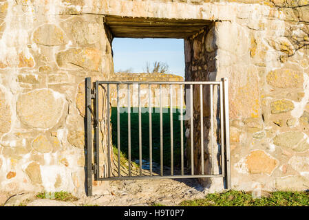 Porte métallique fermé dans mur de pierre passage. Banque D'Images