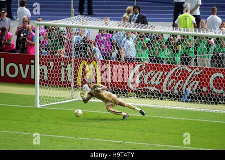 GIANLUIGI BUFFON plonge l'Italie/FRANCE OLYMPIASTADION BERLIN ALLEMAGNE 09 Juillet 2006 Banque D'Images