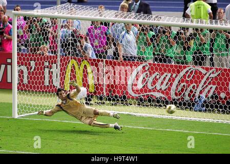 GIANLUIGI BUFFON plonge l'Italie/FRANCE OLYMPIASTADION BERLIN ALLEMAGNE 09 Juillet 2006 Banque D'Images