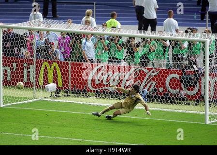 GIANLUIGI BUFFON plonge l'Italie/FRANCE OLYMPIASTADION BERLIN ALLEMAGNE 09 Juillet 2006 Banque D'Images