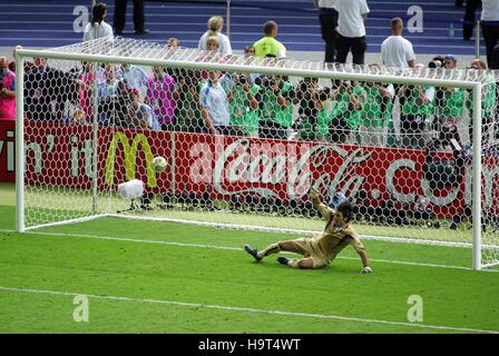 GIANLUIGI BUFFON plonge l'Italie/FRANCE OLYMPIASTADION BERLIN ALLEMAGNE 09 Juillet 2006 Banque D'Images