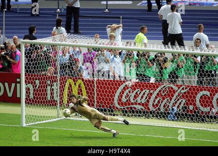 GIANLUIGI BUFFON plonge l'Italie/FRANCE OLYMPIASTADION BERLIN ALLEMAGNE 09 Juillet 2006 Banque D'Images