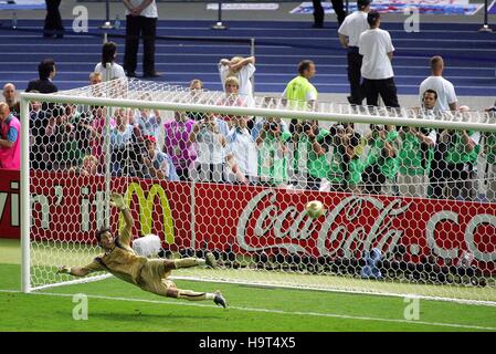 GIANLUIGI BUFFON plonge l'Italie/FRANCE OLYMPIASTADION BERLIN ALLEMAGNE 09 Juillet 2006 Banque D'Images