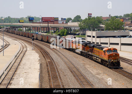 BNSF Train de charbon exploité en passant par Kansas City, Union Station, Missouri, États-Unis. Banque D'Images