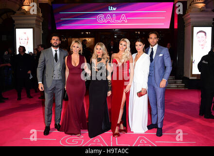 (Gauche-droite) Dan Edgar, Kate Wright, Danielle Armstrong, Chloe Sims, Chloe Lewis et James Lock assistant à l'ITV Gala au London Palladium. ASSOCIATION DE PRESSE Photo. Photo date : Jeudi 24 novembre 2016. Voir PA story SHOWBIZ Gala. Crédit photo doit se lire : Ian West/PA Wire Banque D'Images