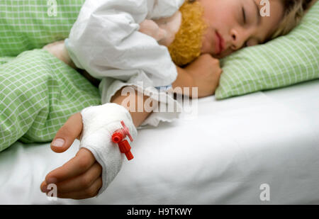 Garçon, 10 ans, à l'hôpital pour enfants Banque D'Images