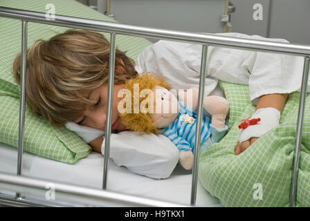 Garçon, 10 ans, à l'hôpital pour enfants Banque D'Images