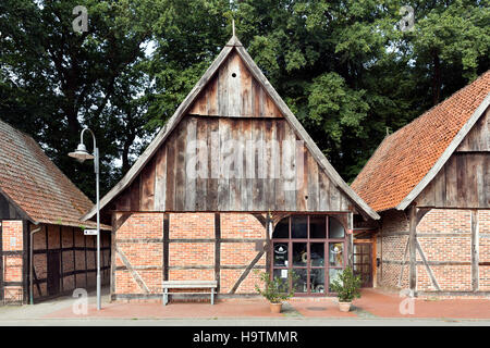 Grange avec étables dans le district historique à colombages de style, Steinhude, Wunstorf, Basse-Saxe, Allemagne Banque D'Images