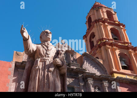 Statue de San Felipe Neri en face de l'Oratorio de San Felipe Neri Eglise dans le patrimoine de l'UNESCO coloniale ville de San Miguel de Allende, Mexique. Banque D'Images