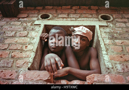 6 mai 1995 Les enfants prisonniers hutus à l'intérieur de la prison de Gikondo à Kigali, Rwanda. Banque D'Images