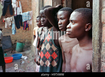 6 mai 1995 Les enfants prisonniers hutus à l'intérieur de la prison de Gikondo à Kigali, Rwanda. Banque D'Images