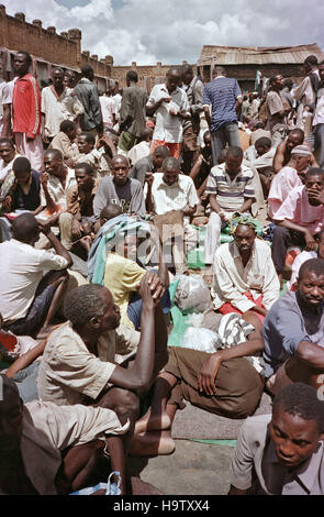 6 mai 1995 prisonniers hutus entassés à l'intérieur de la cour principale de Gikondo dans la prison de Kigali, Rwanda. Banque D'Images