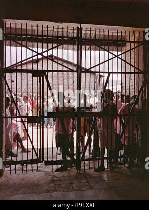 6 mai 1995 prisonniers hutus entassés à l'intérieur de la cour principale de Gikondo dans la prison de Kigali, Rwanda. Banque D'Images