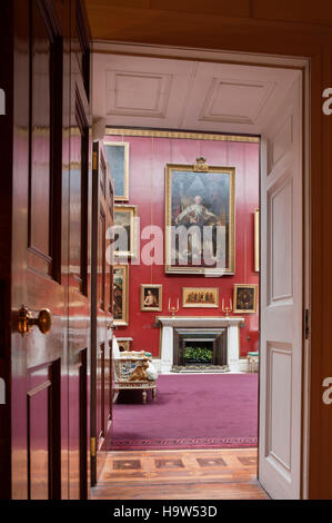 Une vue à travers une porte dans la galerie à Attingham Park, Shropshire. La galerie photo a été conçu par John Nash en 1805. Banque D'Images