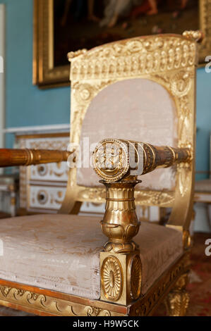 Un dix-huitième siècle, l'Italien fauteuil doré dans le salon à Attingham Park, Shropshire. Banque D'Images