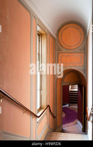 L'un des deux volées de marches qui mènent de l'escalier au premier étage à Attingham Park, Shropshire. Banque D'Images