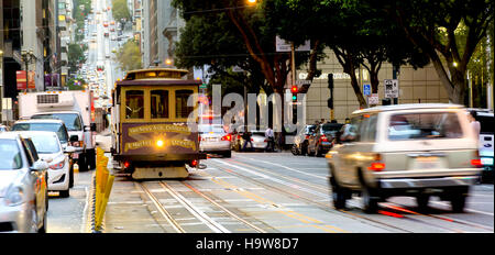 San Francisco, CA, USA, octobre 22, 2016 ; téléphérique traditionnels dans le trafic de San Francisco Banque D'Images