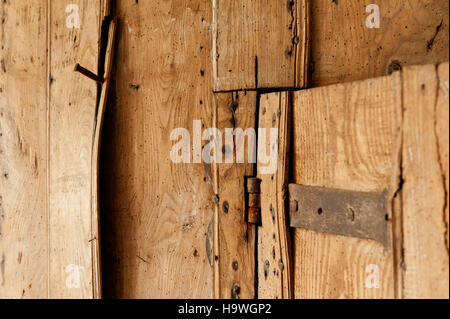 Porte en bois avec charnière à Avebury Manor, Wiltshire, Banque D'Images