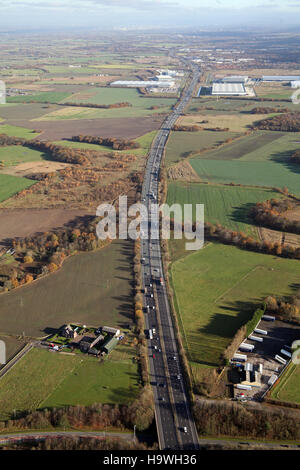 Vue aérienne de l'autoroute M62 à l'Est, vers Warrington, Cheshire, Royaume-Uni Banque D'Images