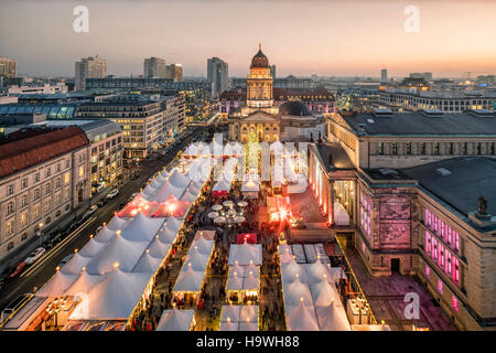 Berlin, Gendarmenmarkt, le gendarme du marché, marché de Noël en face de concert, dôme allemand, Vue du haut du dôme français , Banque D'Images