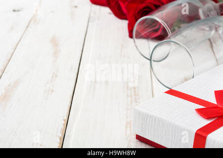 Boîte cadeau blanc cristal, tasses et roses rouges sur la table en bois blanc.copyspace Banque D'Images
