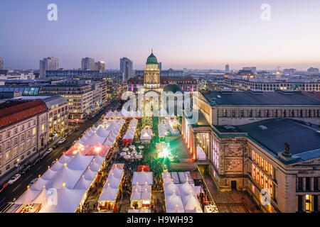 Berlin, Gendarmenmarkt, le gendarme du marché, marché de Noël en face de concert, dôme allemand, Vue du haut du dôme français , Banque D'Images