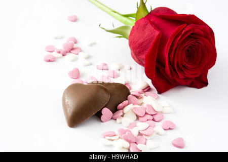Red rose bonbon, chocolat et bonbons en forme de coeur avec Banque D'Images