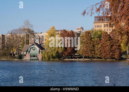 Le Harlem Meer est un petit plan d'eau situé à l'extrême nord de Central Park, à New York, aux États-Unis Banque D'Images