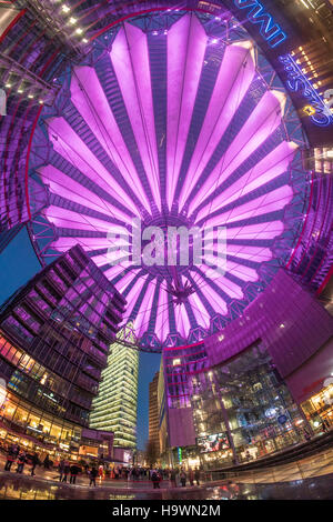 Dôme lumineux du Sony Center , l'architecture moderne, gratte-ciel, Berlin, Allemagne Banque D'Images