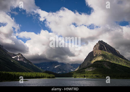 Nuages of Many Glacier capture les paysages spectaculaires de la région de Many Glacier dans le parc national des glaciers, mettant en valeur les magnifiques paysages montagneux, les glaciers et les divers écosystèmes du parc. Banque D'Images