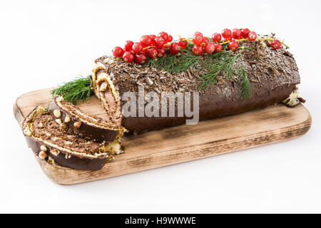 Bûche au chocolat gâteau de Noël avec isolé de groseille rouge Banque D'Images