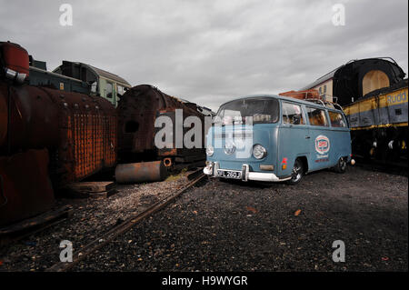 1971 Volkswagen VW Bay Window camping-van Banque D'Images