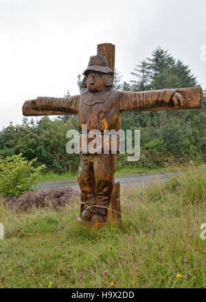 L'épouvantail en bois sculpté, Carbost road, île de Skye Banque D'Images
