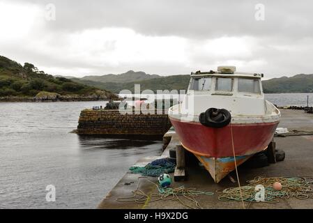 Vieux bateau de pêche mis en place pour les réparations au port de Gairloch Wester Ross, Scotland, UK Banque D'Images