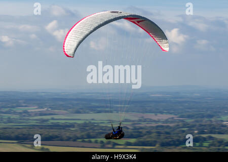 Parascenders et hang-gliders battant de Devil's Dyke dans l'East Sussex Banque D'Images