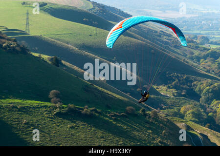 Parascenders et hang-gliders battant de Devil's Dyke dans l'East Sussex Banque D'Images