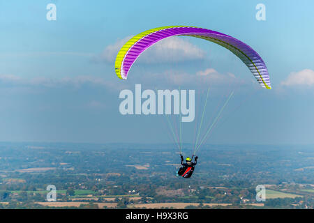 Parascenders et hang-gliders battant de Devil's Dyke dans l'East Sussex Banque D'Images