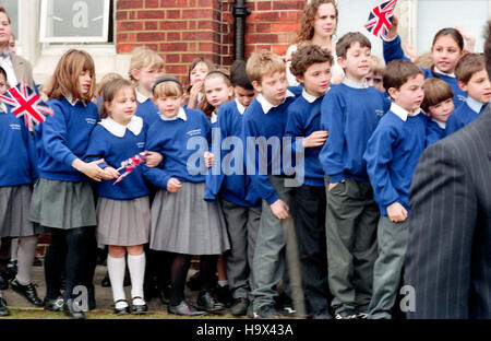 Son Altesse Royale le Prince Andrew visite de Cottesmore St Mary's RC École primaire à Hove, East Sussex, au moment où il était en service sur le HMS Cottesmore. Banque D'Images