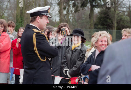 Son Altesse Royale le Prince Andrew visite de Cottesmore St Mary's RC École primaire à Hove, East Sussex, au moment où il était en service sur le HMS Cottesmore. Banque D'Images