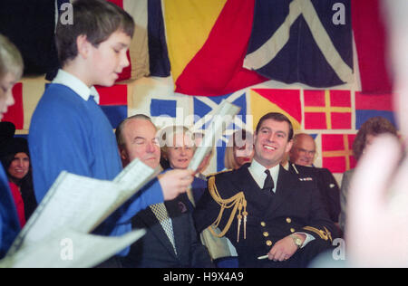 Son Altesse Royale le Prince Andrew visite de Cottesmore St Mary's RC École primaire à Hove, East Sussex, au moment où il était en service sur le HMS Cottesmore. Banque D'Images