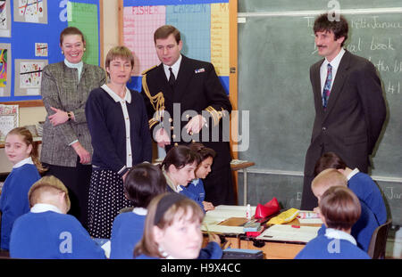 Son Altesse Royale le Prince Andrew visite de Cottesmore St Mary's RC École primaire à Hove, East Sussex, au moment où il était en service sur le HMS Cottesmore. Banque D'Images