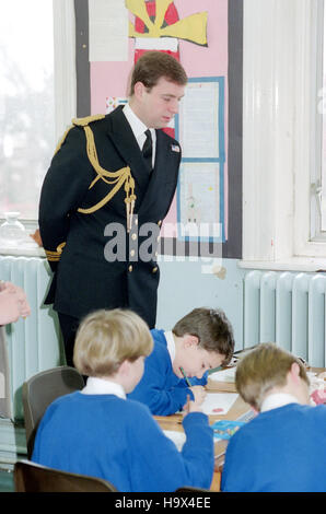 Son Altesse Royale le Prince Andrew visite de Cottesmore St Mary's RC École primaire à Hove, East Sussex, au moment où il était en service sur le HMS Cottesmore. Banque D'Images