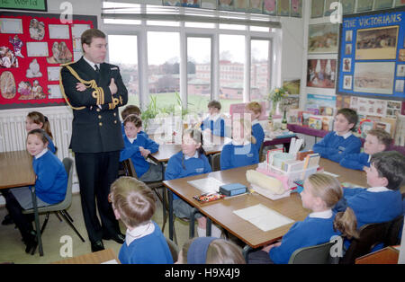 Son Altesse Royale le Prince Andrew visite de Cottesmore St Mary's RC École primaire à Hove, East Sussex, au moment où il était en service sur le HMS Cottesmore. Banque D'Images