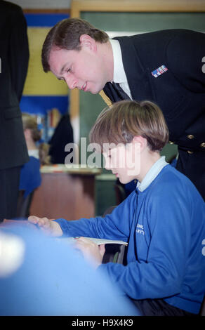 Son Altesse Royale le Prince Andrew visite de Cottesmore St Mary's RC École primaire à Hove, East Sussex, au moment où il était en service sur le HMS Cottesmore. Banque D'Images