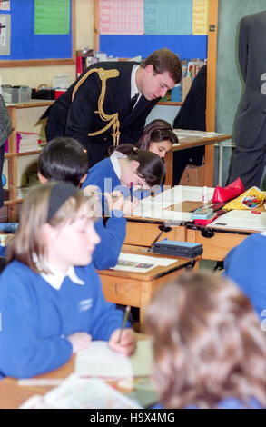 Son Altesse Royale le Prince Andrew visite de Cottesmore St Mary's RC École primaire à Hove, East Sussex, au moment où il était en service sur le HMS Cottesmore. Banque D'Images