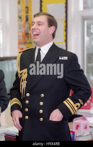 Son Altesse Royale le Prince Andrew visite de Cottesmore St Mary's RC École primaire à Hove, East Sussex, au moment où il était en service sur le HMS Cottesmore. Banque D'Images