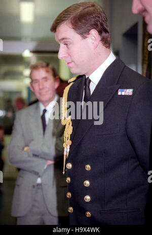 Son Altesse Royale le Prince Andrew visite de Cottesmore St Mary's RC École primaire à Hove, East Sussex, au moment où il était en service sur le HMS Cottesmore. Banque D'Images